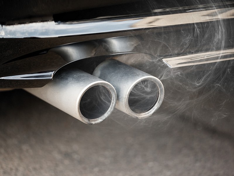 Automobilový průmysl varuje před koncem spalovacích motorů